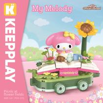 Bloco de Montar Keepplay Piquinique no Campo Florido Hello Kitty e Amigos