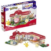 Blocos de Montar - Mega - Pokémon - Centro Pokémon na Floresta - 648 Peças - Mattel