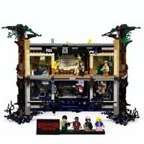 Blocos de Montar Mundo Invertido Casa Stranger Things 75810 2449 peças - 8 figures - Marca Mega
