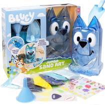Bluey Jumbo Sand Art, brinquedos Bluey reutilizáveis, cheios de areia ou água, inclui boneca Bluey à prova d'água, pá e funil infantis, brinquedos sensoriais divertidos para crianças, ótimas atividades para crianças, brinquedos de viagem para crianças