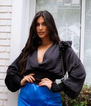 Blusa acetinada manga longa decote v preta Blusa acetinada manga longa decote v preta