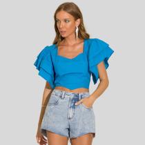 Blusa azul curta com mangas de verão