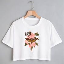 Blusa Blusinha Camiseta Cropped TShirt Feminina Algodão Tecido Premium Estampa Digital Flor Rosa com Borboleta Blusa Blusinha Camiseta Cropped TShirt Feminina Algodão Tecido Premium Estampa Digital Flor Rosa com Borboleta