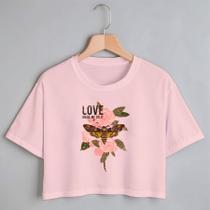 Blusa Blusinha Camiseta Cropped TShirt Feminina Algodão Tecido Premium Estampa Digital Flor Rosa com Borboleta Blusa Blusinha Camiseta Cropped TShirt Feminina Algodão Tecido Premium Estampa Digital Flor Rosa com Borboleta