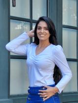 Blusa Branca, Malha Canelada, Manga Longa, Bufante, Decote V Franzido, Collucci BM1180B Blusa Branca, Malha Canelada, Manga Longa, Bufante, Decote V Franzido, Collucci BM1180B