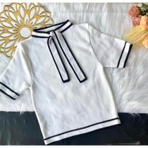 Blusa Camisa Feminina Básica Com Listra Preta E Branca Manga Curta Gola Canoa Em Tricot Modal Blusa Camisa Feminina Básica Com Listra Preta E Branca Manga Curta Gola Canoa Em Tricot Modal