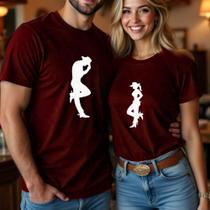 Blusa Camiseta Casal Country Estampa Silhoeuta Casal Country Chapéu Bota Dia dos Namorados Peão