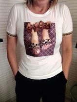 Blusa Camiseta T-shirts com aplicação Blusa Camiseta T-shirts com aplicação