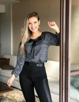 Blusa cinza com couro