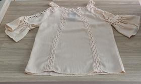 Blusa com detalhe em renda