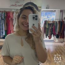 Blusa Crepe Areia, Manga Babado, Detalhe Gota Decote, Fechamento Botão Gola, Bella Vitta BM1240C Blusa Crepe Areia, Manga Babado, Detalhe Gota Decote, Fechamento Botão Gola, Bella Vitta BM1240C