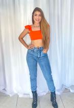 Blusa cropped babados ombro.
