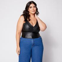 Blusa Cropped Plus Decote V em material sintético Preto