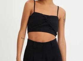 Blusa cropped preto de alças finas super versátil para compor os seus looks Blusa cropped preto de alças finas super versátil para compor os seus looks