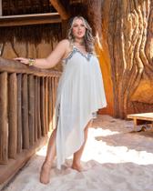 Blusa de alça com busto bordado e barra assimétrica, plus size no tamanho 48, cor off whitte. Blusa de alça com busto bordado e barra assimétrica, plus size no tamanho 48, cor off whitte.
