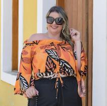 Blusa de amarrar plus size laranja estampa folhas pretas