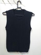 Blusa de cava, decote redondo, trabalho em tranças