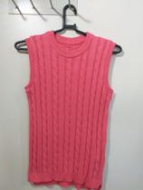 Blusa de cava, decote redondo, trabalho em tranças