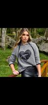 Blusa de frio com aplicação de coração e capuz Blusa de frio com aplicação de coração e capuz