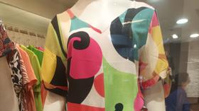 Blusa de manga curta e gola V Blusa de manga curta e gola V