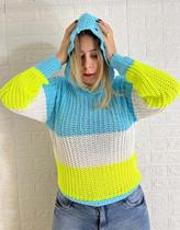 Blusa de tricot colors com capus