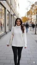 Blusa de Tricot Gola Alta com Tranças - Tamanho Único - Cores Branco e Azul Jeans Blusa de Tricot Gola Alta com Tranças - Tamanho Único - Cores Branco e Azul Jeans