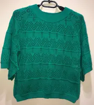 Blusa decote canoa, manga larga, em linha vazada