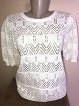 Blusa decote rente, vazada, em linha