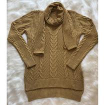 Blusa decote v com tramas e cachecol