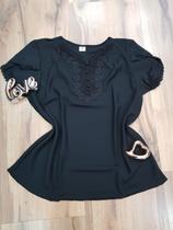 Blusa em Crepe, Preta, Plus Size, Aplique Guipier e Pérolas Gola e Manga, Lilaisa BM1061 Blusa em Crepe, Preta, Plus Size, Aplique Guipier e Pérolas Gola e Manga, Lilaisa BM1061