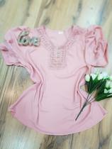 Blusa em Crepe, Rosè, Manga Curta Bufante, Renda Decote e Pérolas, Botão BM1030R