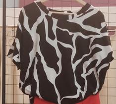 Blusa em Estampa branco e preto estilo morcego Blusa em Estampa branco e preto estilo morcego