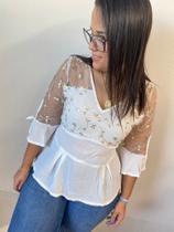 Blusa fem gola v com renda detalhada Blusa fem gola v com renda detalhada