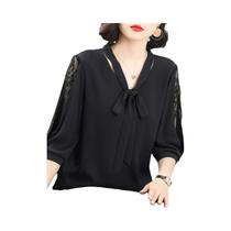 Blusa Feminina Casual com Gola Meia Renda e Detalhe Gravata Borboleta - Primavera/Verão Blusa Feminina Casual com Gola Meia Renda e Detalhe Gravata Borboleta - Primavera/Verão