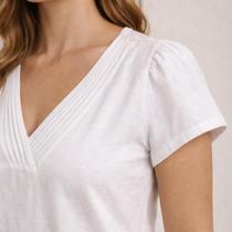 Blusa Feminina com Decote V e Detalhe em Nervura Cor:BrancaTamanho:G Blusa Feminina com Decote V e Detalhe em Nervura Cor:BrancaTamanho:G