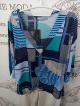 Blusa feminina com estampa geométrica
