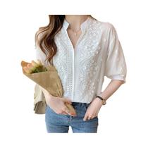 Blusa Feminina de Renda Floral - Decote V, Manga Curta e Algodão Blusa Feminina de Renda Floral - Decote V, Manga Curta e Algodão