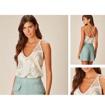 Blusa feminina fashion estampa floral, com detalhes de transparência