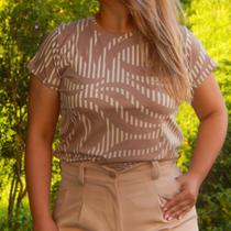 Blusa Feminina Gola Redonda Estampada 3 Folhas 336007 Cor:CoralTamanho:M