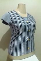 Blusa feminina listrada, detalhe em botão, tamanho G