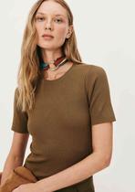 Blusa Feminina Manga Curta Canelada Em Tricô - Marrom M Blusa Feminina Manga Curta Canelada Em Tricô - Marrom M