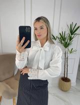 Blusa Feminina Manga Longa com Detalhes de Renda no Punho