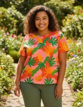 Blusa Feminina Plus Size Estampa Rosa Tropical, Tam. 48 Blusa Feminina Plus Size Estampa Rosa Tropical, Tam. 48