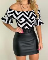 Blusa feminina preto e branco desenhado Blusa feminina preto e branco desenhado
