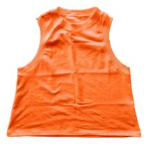 Blusa feminina sem mangas, com as cavas e gola largas, em malha de ribana