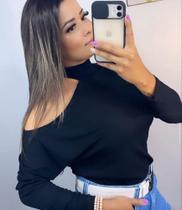 Blusa gola alta feminina manga longa e decote no ombro