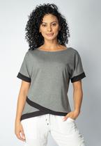 Blusa Jaci Malha Manga Curta Babado Transpassado Bicolor Mescla e Preta