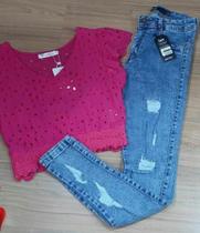 Blusa laise acompanhada de calça jeans Blusa laise acompanhada de calça jeans