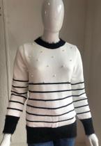 Blusa listrada com aplicação de pérolas