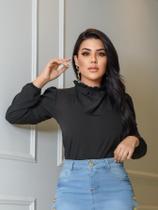 Blusa manga longa, gola drapeada alta com fecho atrás e manga princesa